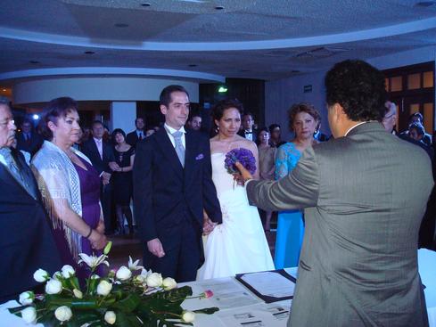 Juan y Érika casándose