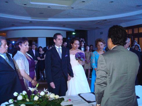Juan y Érika casándose