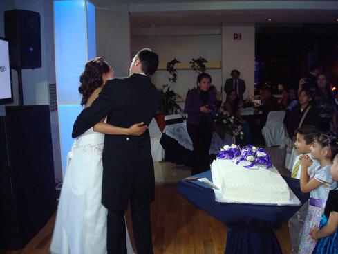 Juan y Érika a punto de partir el pastel