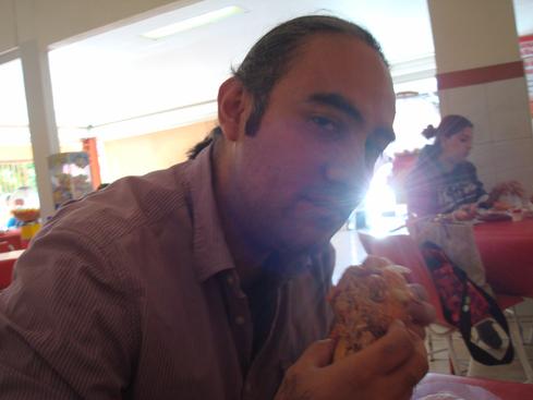 Yo comiendo mi birote salado