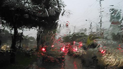 La lluvia en el parabrisas