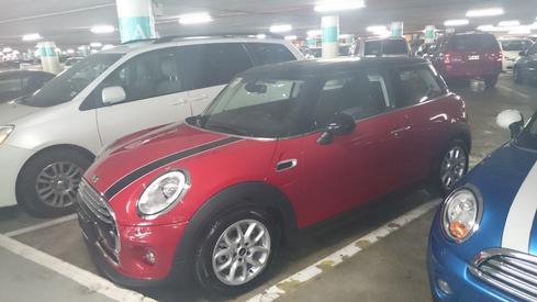 El Mini Cooper rojinegro
