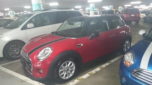 El Mini Cooper rojinegro