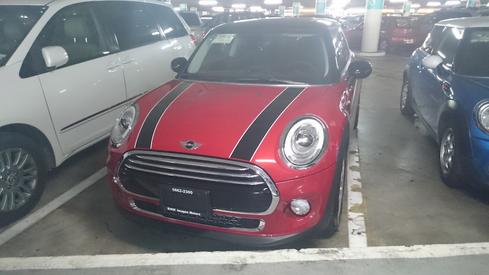 El Mini Cooper rojinegro