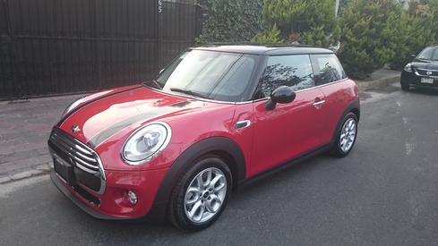 El Mini Cooper rojinegro