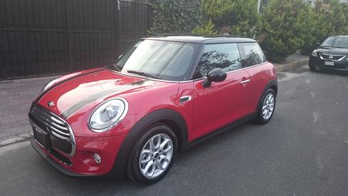 El Mini Cooper rojinegro