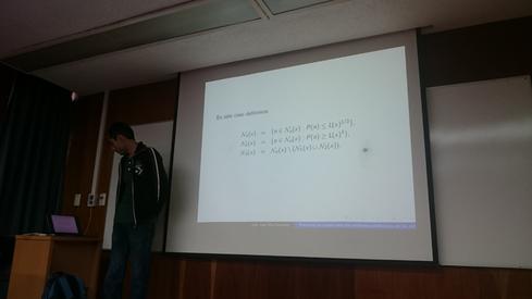 Juan exponiendo