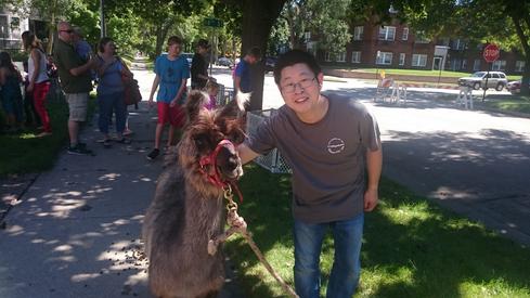 Eddie y una alpaca