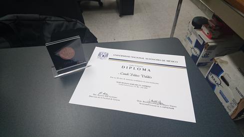Mi medalla y diploma de 10 años de antigüedad