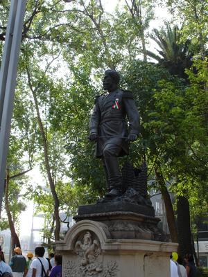 Estatuas apoyando