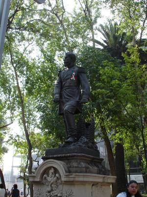 Estatuas apoyando