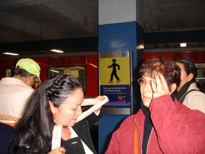 Mi mamá y Yolita en el metro