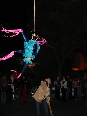 Pegándole a la piñata