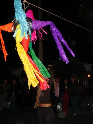 Citlali golpeando la piñata