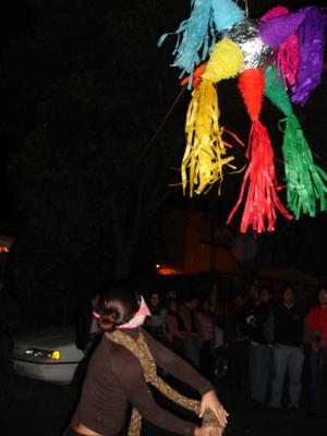 Citlali golpeando la piñata