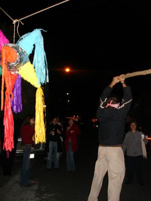 Enrique persiguiendo la piñata