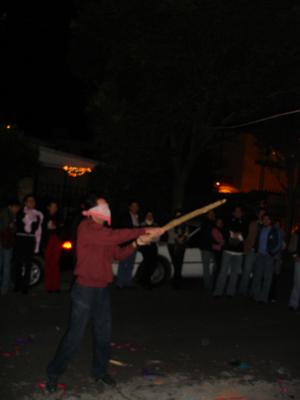 Juan buscando la piñata