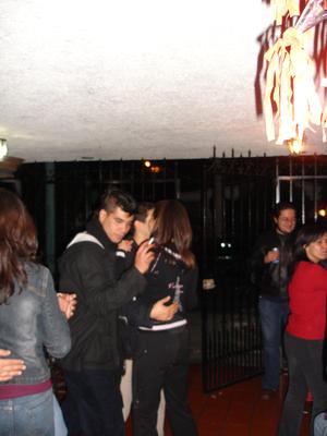 Enrique y Julia bailando