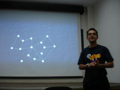 Mario exponiendo