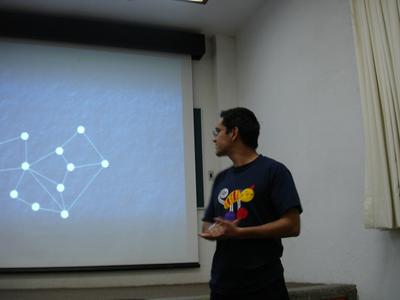 Mario exponiendo