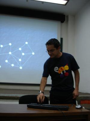 Mario exponiendo