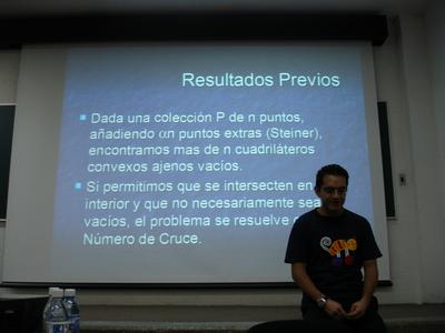 Mario exponiendo