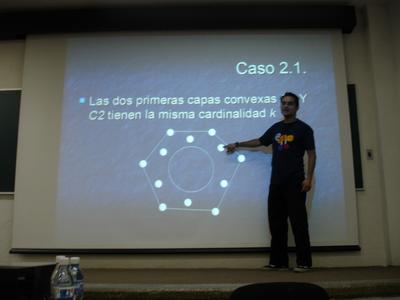 Mario exponiendo