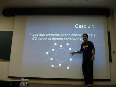 Mario exponiendo