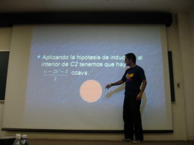 Mario exponiendo