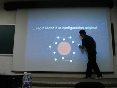 Mario exponiendo