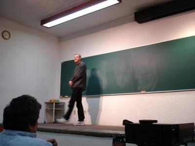 Luis exponiendo