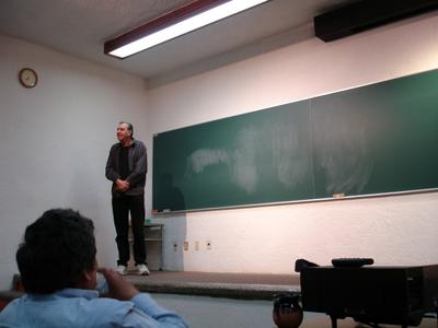 Luis exponiendo