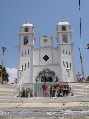 Ana Laura en iglesia