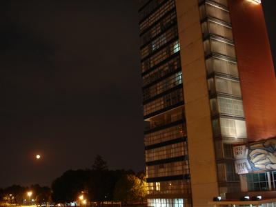 Luna y Torre de Rectoría