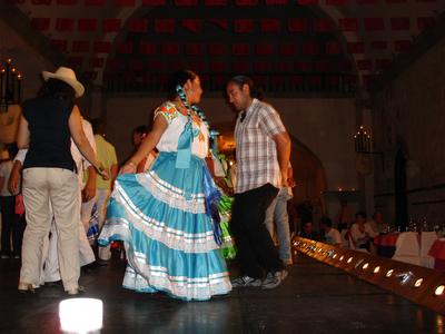 Guelaguetcita conmigo "bailando"