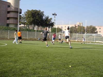 Jugando futbol