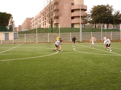 Jugando futbol