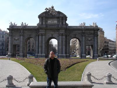 Yo en la Puerta de Alcalá