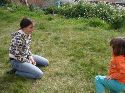 Birgit jugando con la hija de Julian