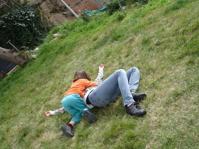 Birgit jugando con la hija de Julian