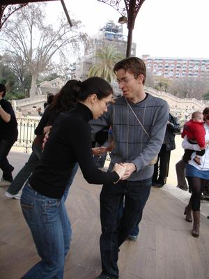 Vincent y Cassandra bailando