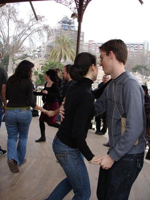 Vincent y Cassandra bailando