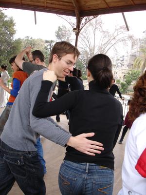 Vincent y Cassandra bailando