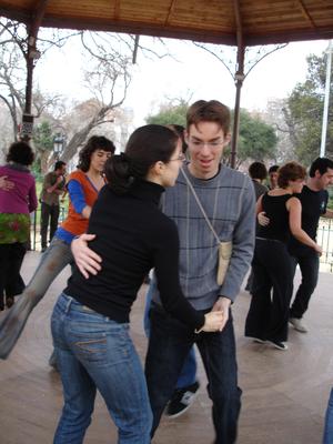 Vincent y Cassandra bailando