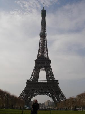 Yo frente a la Torre Eiffel