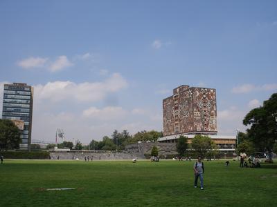 Rectoría y la Biblioteca Central