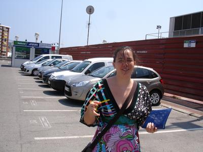 Isabel recogiendo el carro