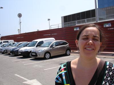 Isabel recogiendo el carro