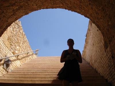 Isabel en el anfiteatro