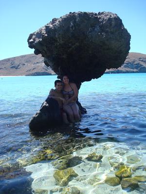 Rafa y Cindy en la piedra del hongo